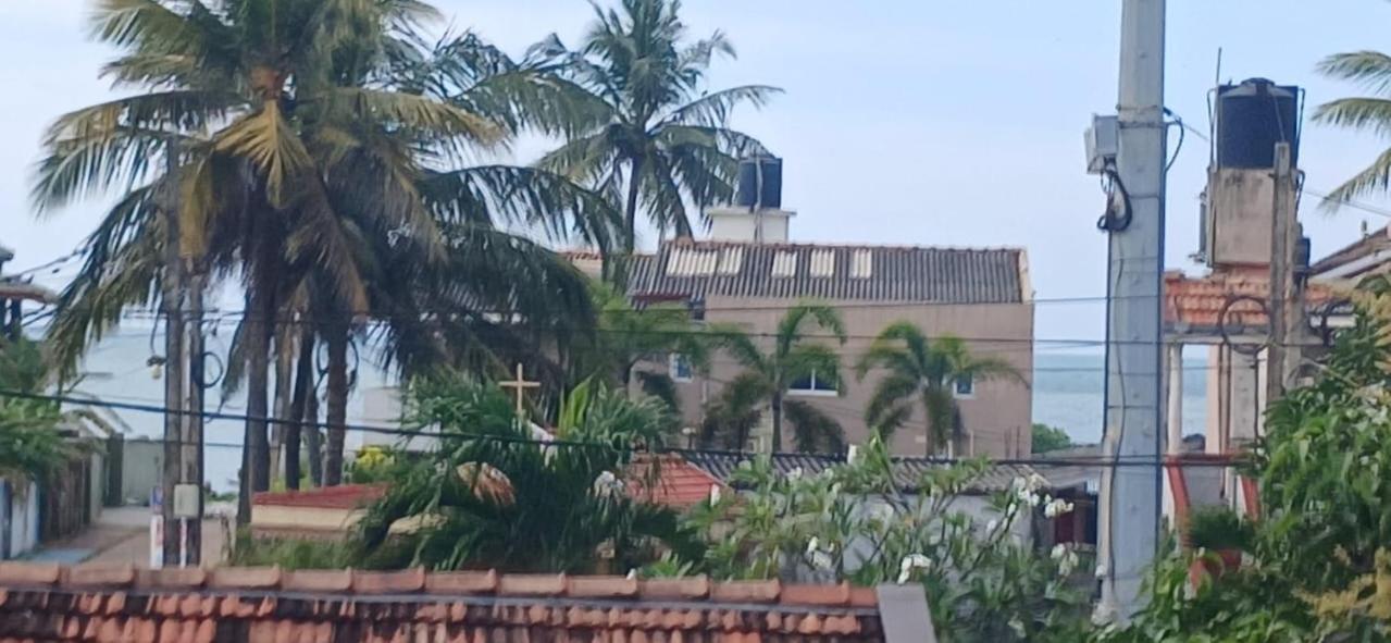 Oviniru Beach Hotel Negombo Exterior photo